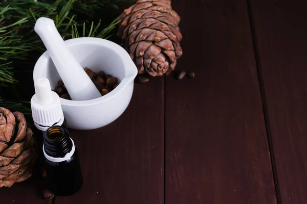 Cono Pino Con Nueces Mantequilla Una Mesa Madera Marrón — Foto de Stock