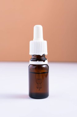 Doğal kozmetik konsepti, Hyaluronic asitle izole edilmiş cam şişe.