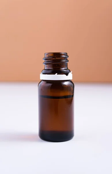 Concepto de cosmética natural, botella de vidrio aislado con ácido hialurónico —  Fotos de Stock