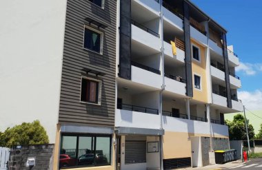 Yeniden birleşme adasının mimarisi ve yapıları 