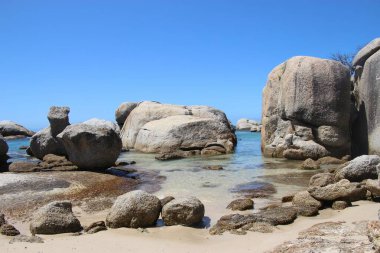 Simon 's Town' daki Boulders Sahili 'nde büyük granit kayalar. Cape Yarımadası, Hint Okyanusu tarafı, Güney Afrika, Afrika.