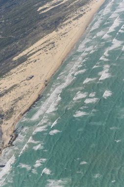 Kuş bakışı Sandy okyanus manzarası ve dalgalar