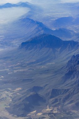 Sisli dağlar ve gökyüzünden bulutlar