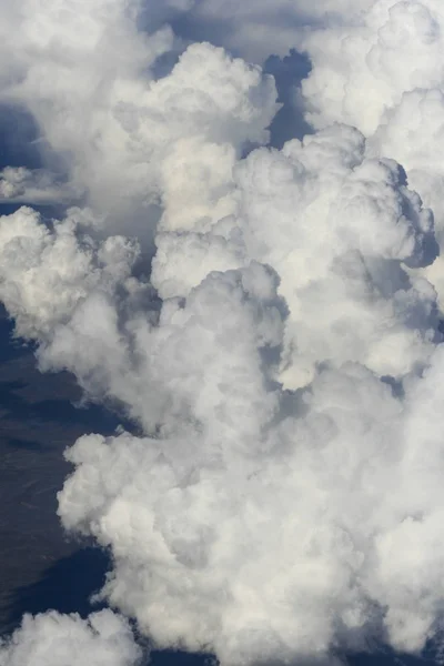 Amas de nuages blancs visibles d'en haut dans le ciel — Photo