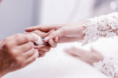 Tırnak cilası gelin eli.