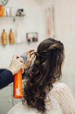 Gelinin saçının ve tacının dikiz manzarası