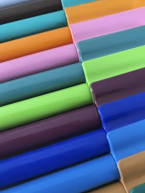 Yan yana renkli kalemler.