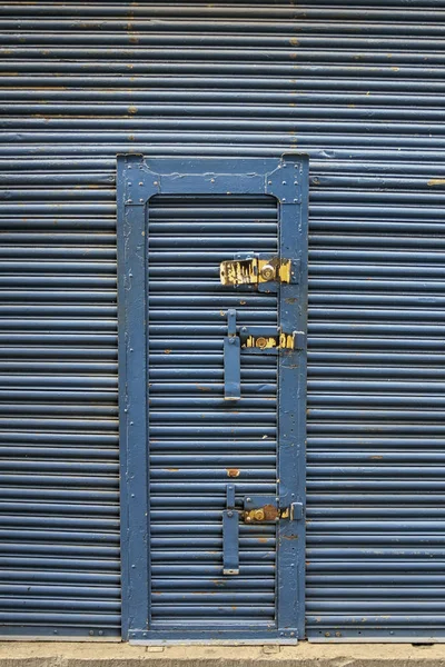 Una puerta azul de hierro en la Ciudad de México — Foto de Stock