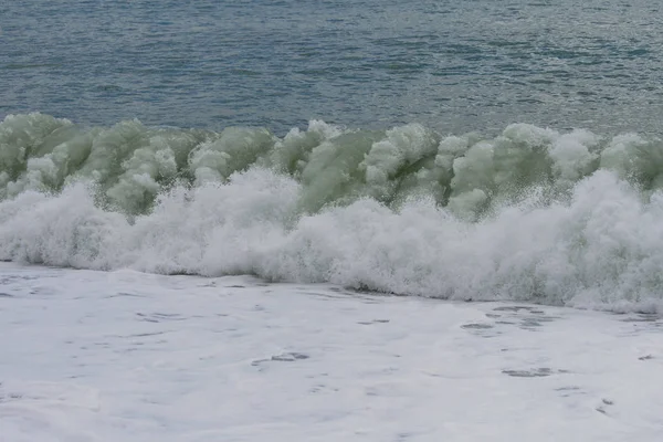 Fuertes olas golpeando la orilla y burbujeando — Foto de Stock