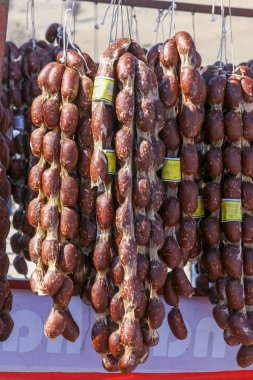 Sırayla sallanan deve sosisleri.