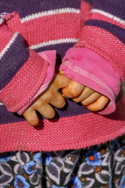 Türkiye 'deki renkli kazaklı çocuğun elleri