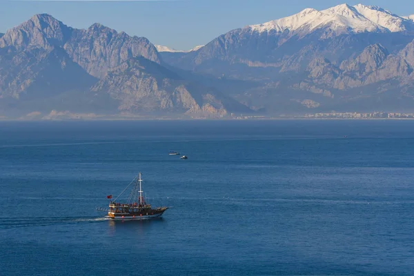 stock image Antalya sea and mountain views, a boat floating in the sea in Tu