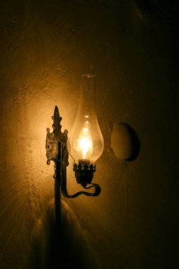 Köy evindeki duvarda asılı gaz lambası