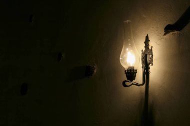 Köy evindeki duvarda asılı gaz lambası