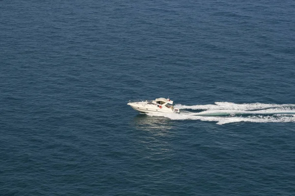 De speedboot vaart snel in de Middellandse Zee en het tr — Stockfoto