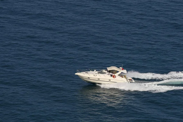 Motorový člun se pohybuje rychle ve Středozemním moři a tr — Stock fotografie