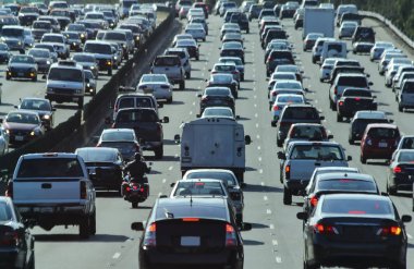 Kalabalık araç trafiği ve Amerika 'daki tek motosiklet