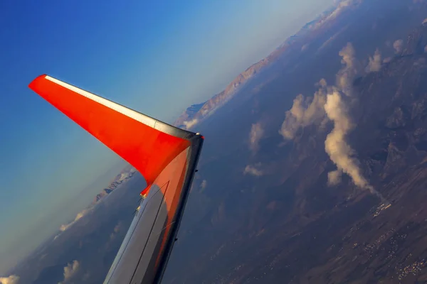 Крило літаків і фабричний димар у Туреччині. — стокове фото