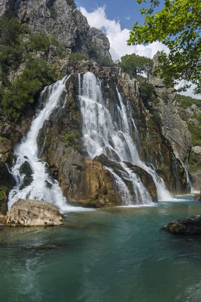 Waterval uit de rotsen in Antalya — Stockfoto