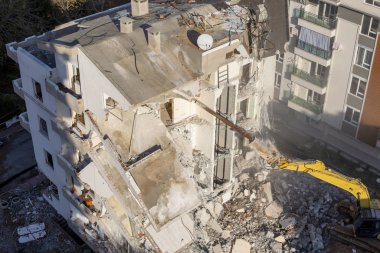İş makinası bir apartmanı yıkarken