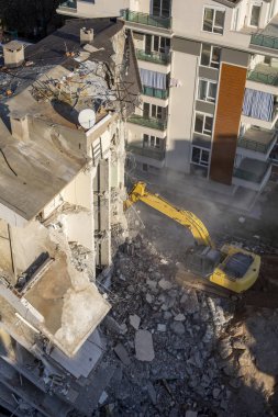 İş makinası bir apartmanı yıkarken
