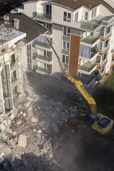 Cuando la máquina de trabajo estaba derribando un edificio de apartamentos — Foto de Stock