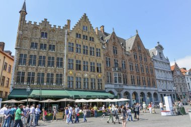 Bruges, Belçika 'daki Grote Markt' ta eski evler. Ortaçağ, anti