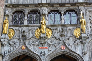 Kutsal Bazilika 'nın duvarlarında heykeller ve figürler var. 