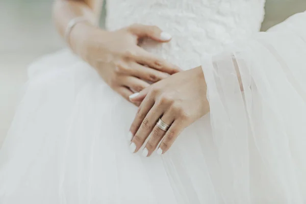 Невеста в свадебном платье и ее белые руки — стоковое фото