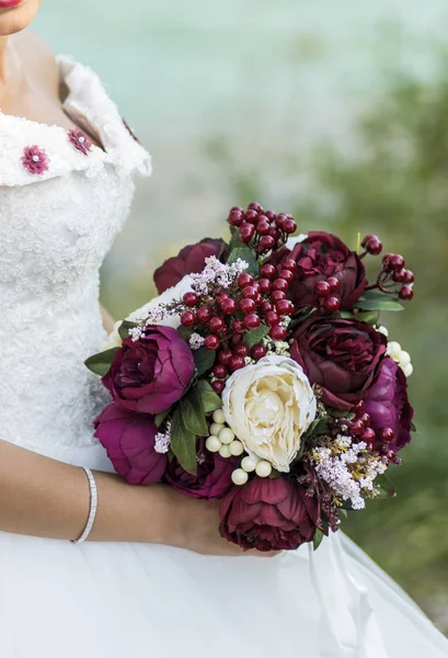 Невеста Цветами Роз Руке — стоковое фото