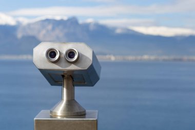Antalya manzarasını izlemek için dağlar ve dürbünler.