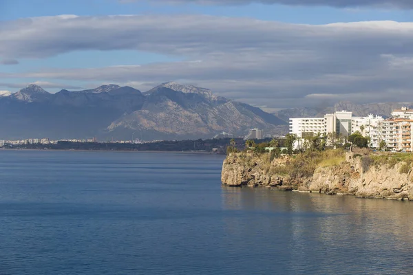 Antalya hav och utsikt över bergen, hav i Turkiet — Stockfoto