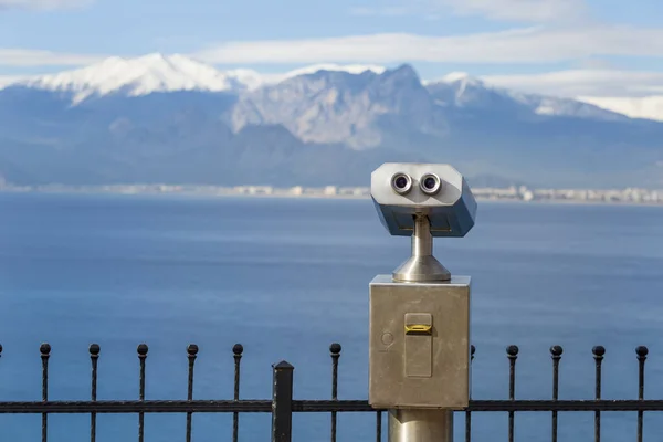 안탈리아의 풍경을 구경하기 위해 산과 쌍안경을 사용 한다 — 스톡 사진