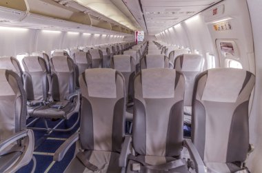 boş uçak koltukları ve ışıkları perspektif görünümü