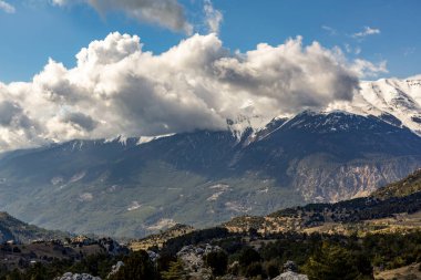 Türkiye 'nin Antalya kentinde bulutlu dağ manzaraları