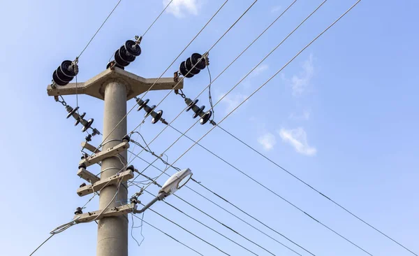 Türkiye 'de elektrik direğindeki kablolar ve izolatörler