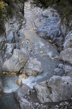 Antalya-Türkiye 'deki büyük kayaların arasından akan nehir.