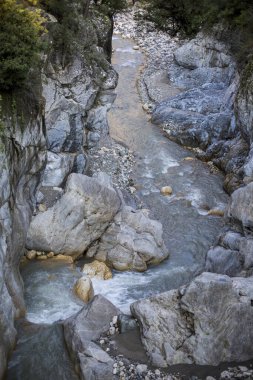Antalya-Türkiye 'deki büyük kayaların arasından akan nehir.