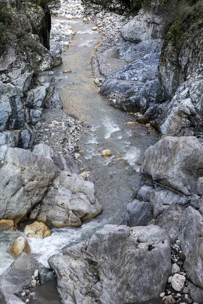 Ποτάμι Που Ρέει Μέσα Από Τους Μεγάλους Βράχους Στην Αττάλεια — Φωτογραφία Αρχείου
