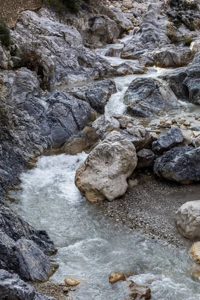 Ποτάμι Που Ρέει Μέσα Από Τους Μεγάλους Βράχους Στην Αττάλεια — Φωτογραφία Αρχείου