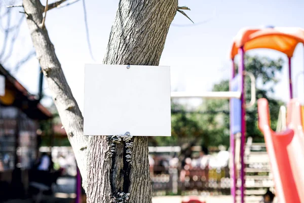 空の白い金属記号は木の上にスラング — ストック写真