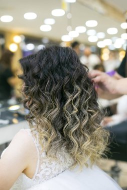 Saçları kuaförde taranmış gelin.