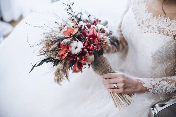 Невеста Цветами Руках — стоковое фото
