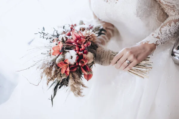 Невеста Цветами Руках — стоковое фото