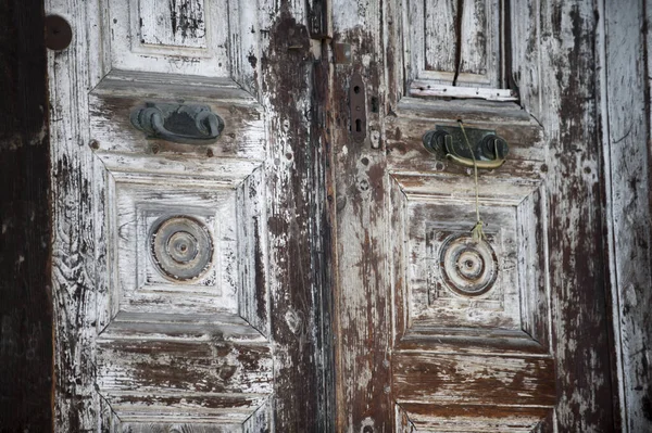 Старая Дверь Белой Краской Бронзовые Рукава — стоковое фото