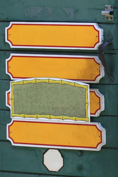 Желтый Знак Зеленой Деревянной Стене — стоковое фото
