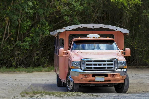 観光客が旅行するために使用されるカラフルなトラック — ストック写真