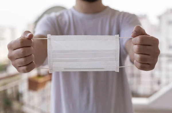 Sağlık maskesini asarak temizlik yapmak.