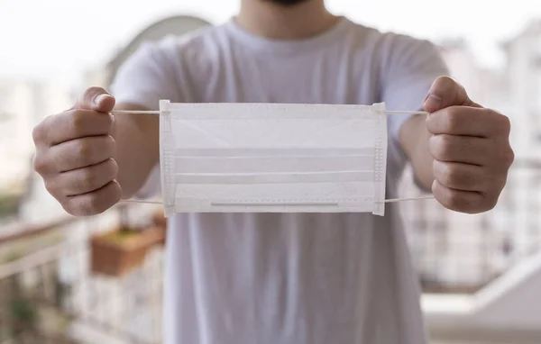 Sağlık maskesini asarak temizlik yapmak.