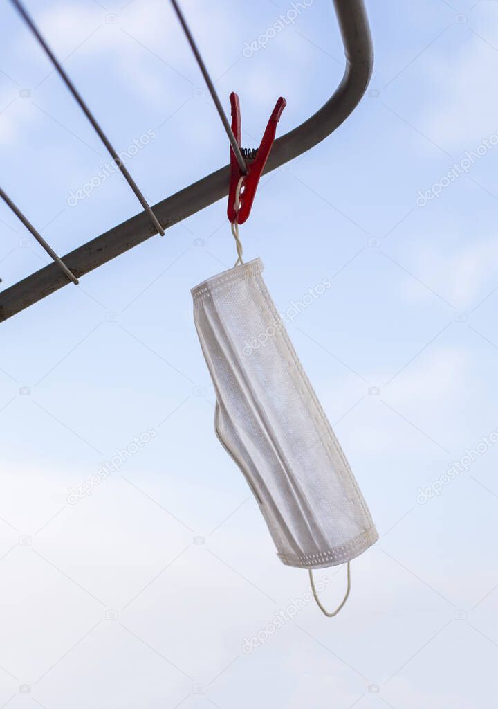 Cleaning by hanging the health mask